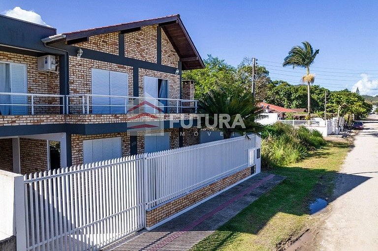CASA COM 04 DORMITÓRIOS E PSICINA - LC139F