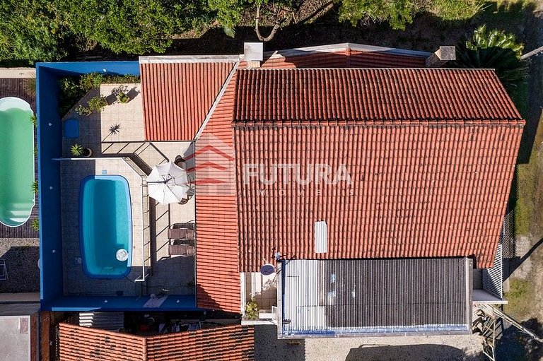 CASA COM 04 DORMITÓRIOS E PSICINA - LC139F