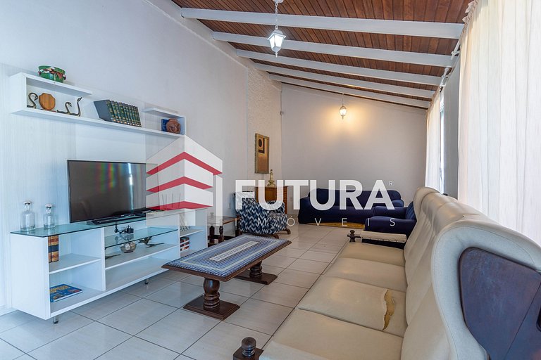 Casa com 6 dormitórios e piscina - Código LC142F