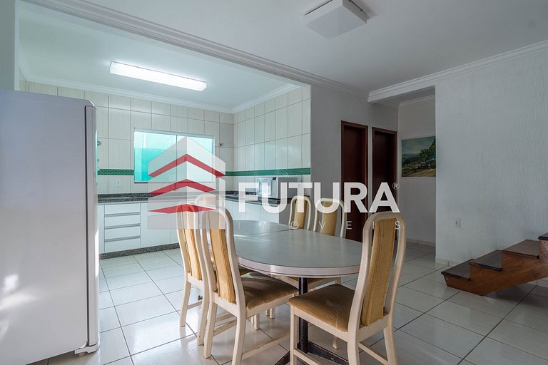CASA COM 05 DORMITÓRIOS E PISCINA - LC142F