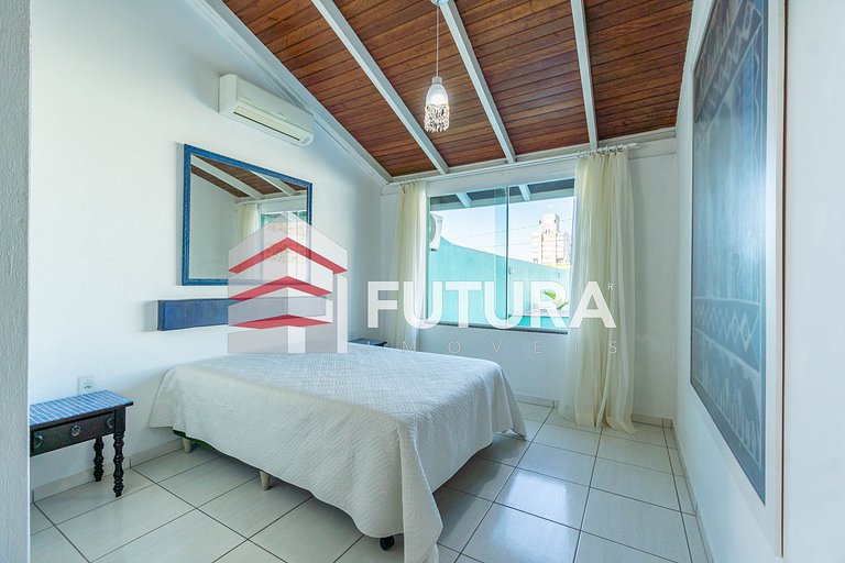 Casa com 6 dormitórios e piscina - Código LC142F