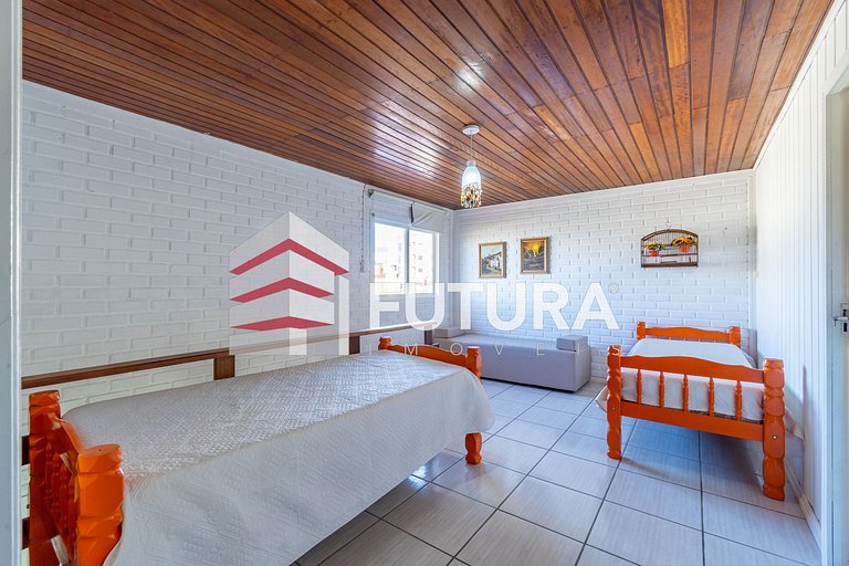 Casa com 6 dormitórios e piscina - Código LC142F