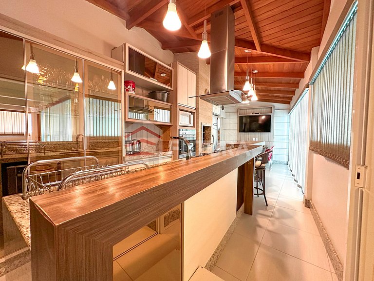 SOBRADO TRIPLEX COM PISCINA - LC001EF