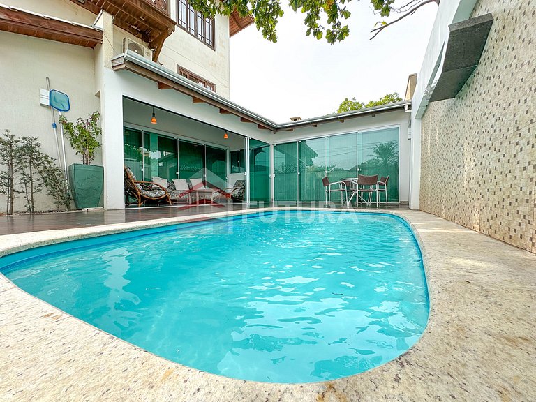 SOBRADO TRIPLEX COM PISCINA - LC001EF