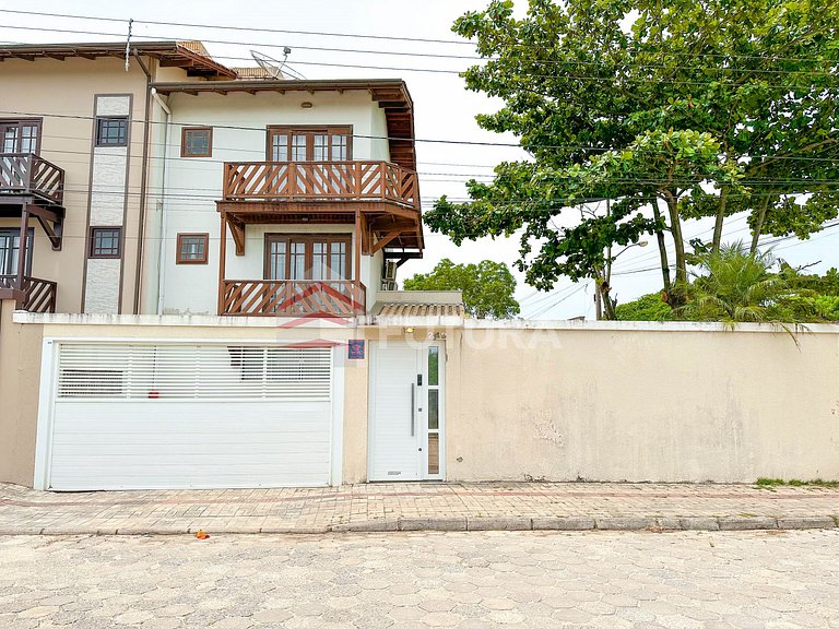 SOBRADO TRIPLEX COM PISCINA - LC001EF