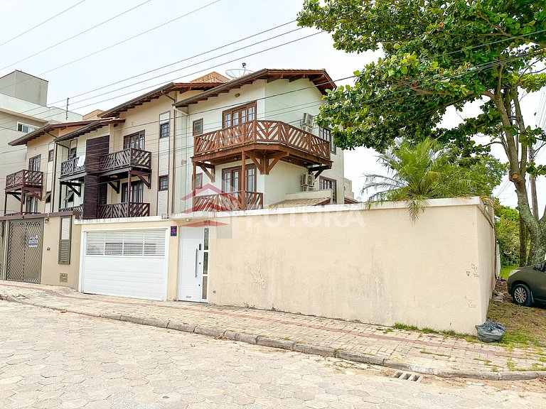 SOBRADO TRIPLEX COM PISCINA - LC001EF