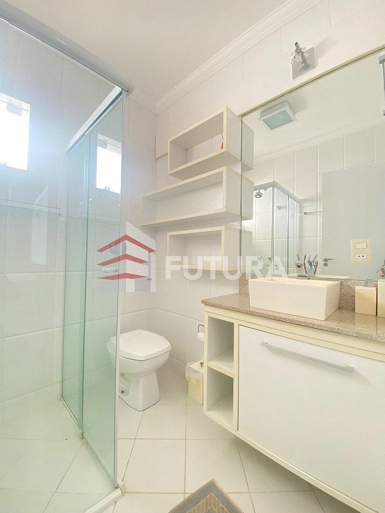 CASA COM PISCINA E 04 SUÍTES - LC111F