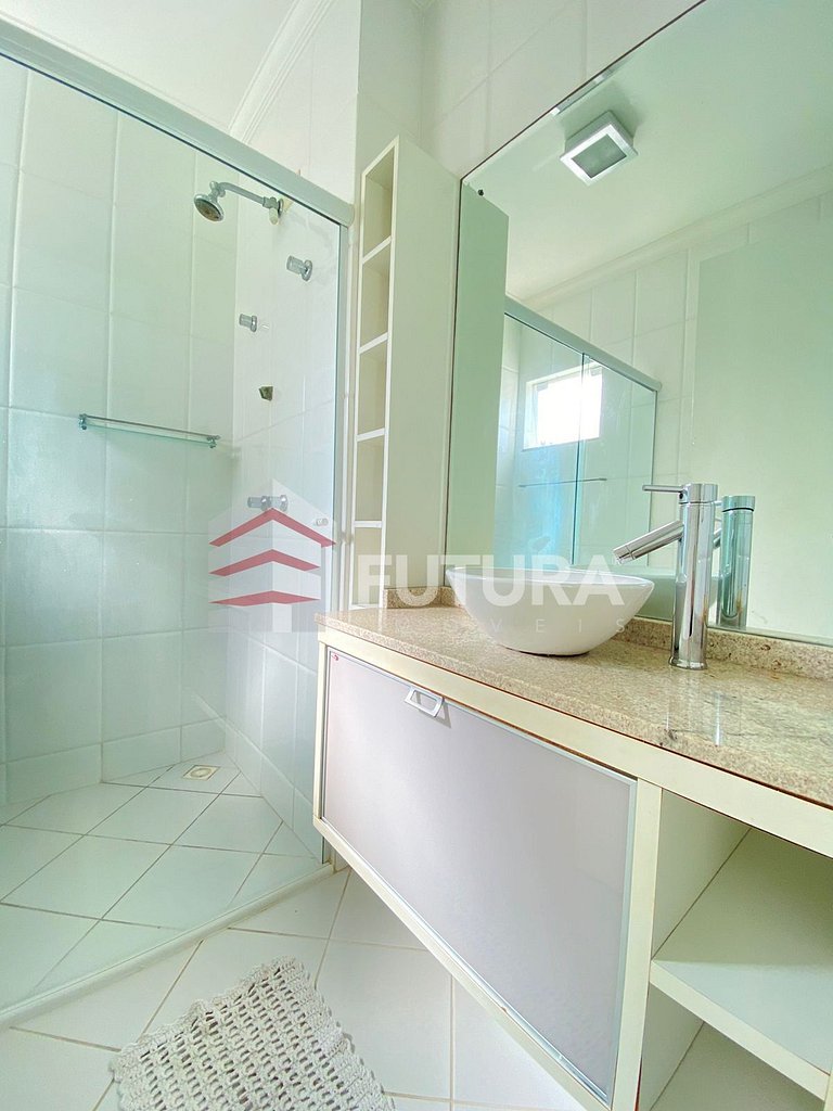 CASA COM PISCINA E 04 SUÍTES - LC111F