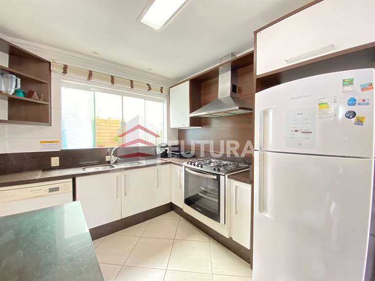CASA COM PISCINA E 04 SUÍTES - LC111F