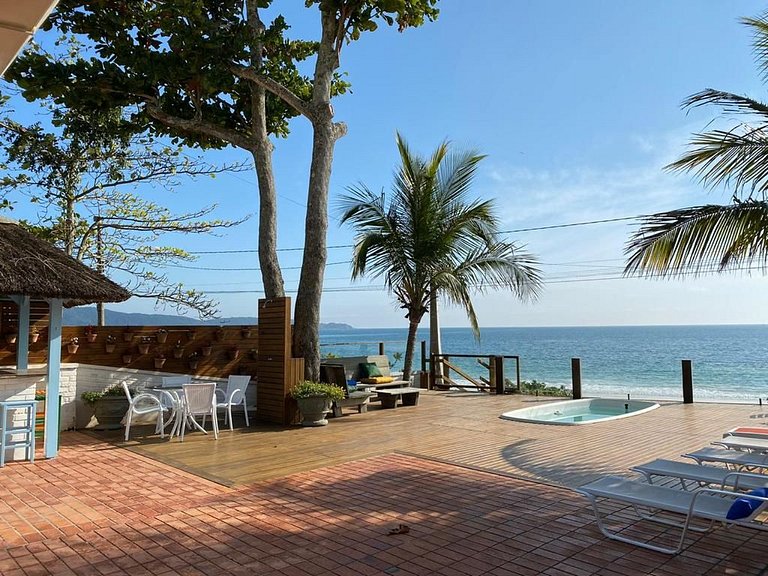 Aluguel de Temporada Beira Mar em Bombinhas – Casa com 5 suí