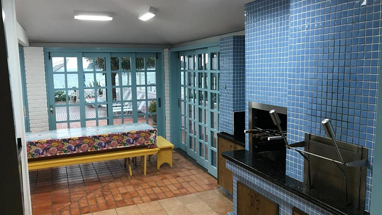 Aluguel de Temporada Beira Mar em Bombinhas – Casa com 5 suí