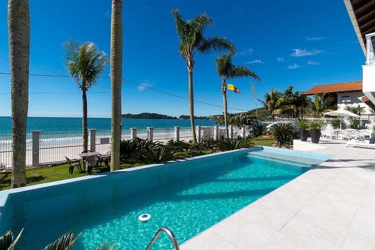 Aluguel de Temporada Beira Mar em Bombinhas – Casa com 6 sui