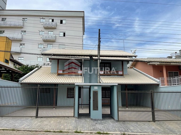 Aluguel de Temporada em Bombinhas – Sobrado Triplex  com 2 D