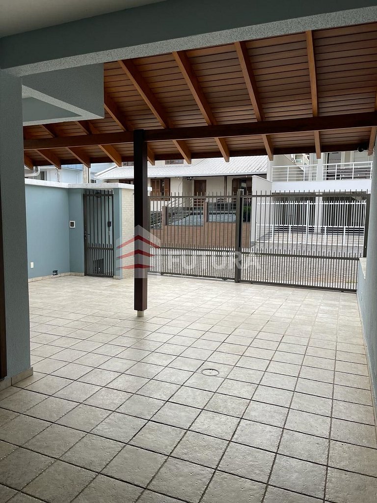 Aluguel de Temporada em Bombinhas – Sobrado Triplex  com 2 D