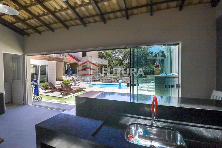 CASA COM PISCINA E 03 DORMITÓRIOS - LC118F