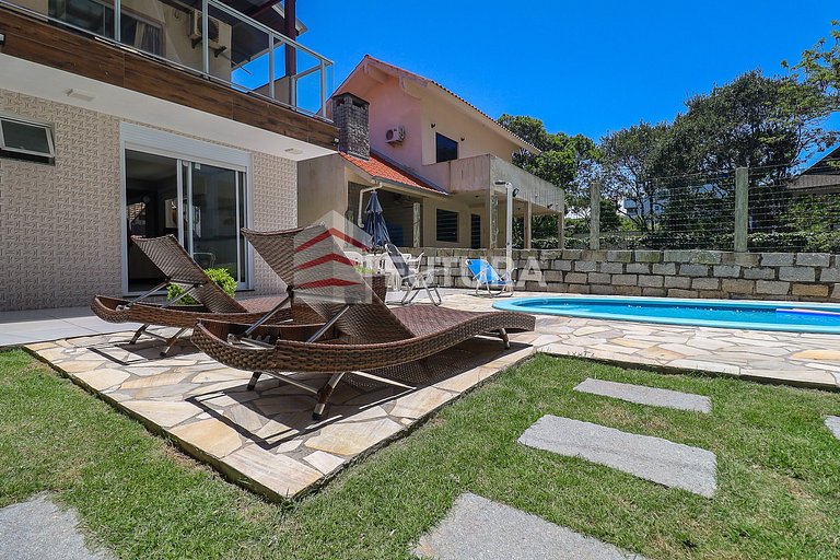 CASA COM PISCINA E 03 DORMITÓRIOS - LC118F