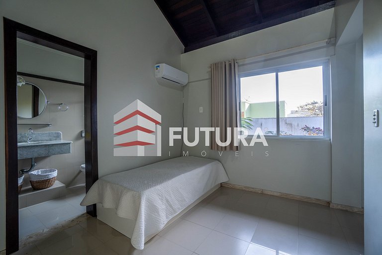 Casa com 04 dormitórios a 50m da praia - LC125F