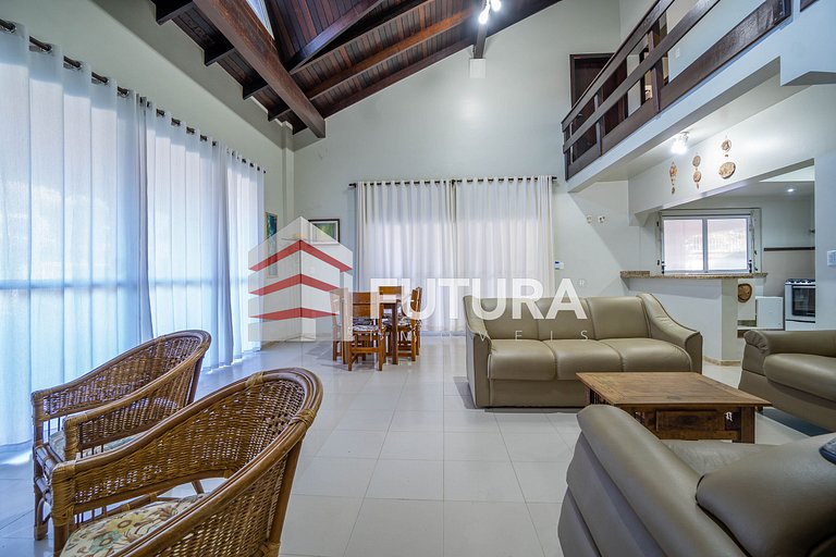 Casa com 04 dormitórios a 50m da praia - LC125F