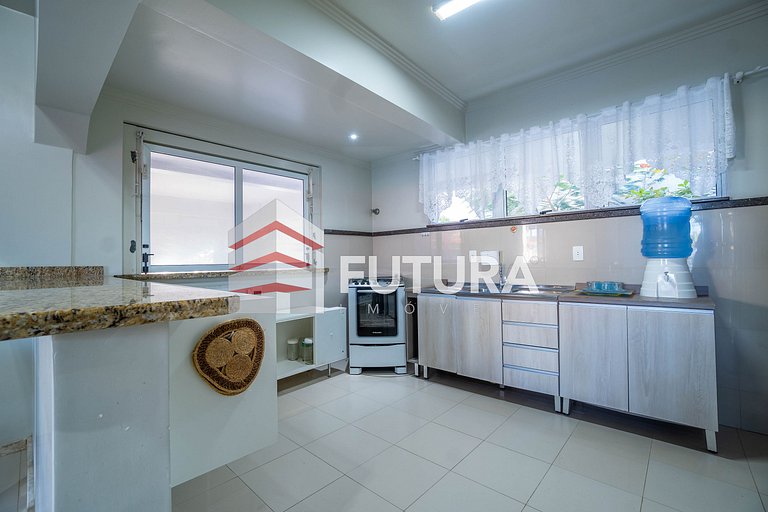 Casa com 04 dormitórios a 50m da praia - LC125F