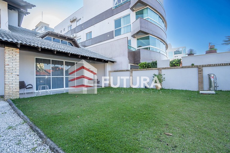 Casa com 04 dormitórios a 50m da praia - LC125F