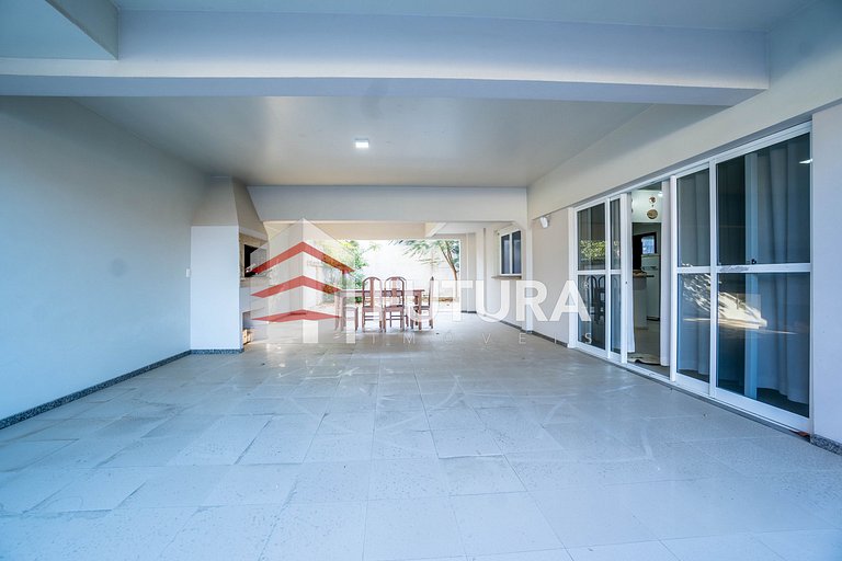 Casa com 04 dormitórios a 50m da praia - LC125F