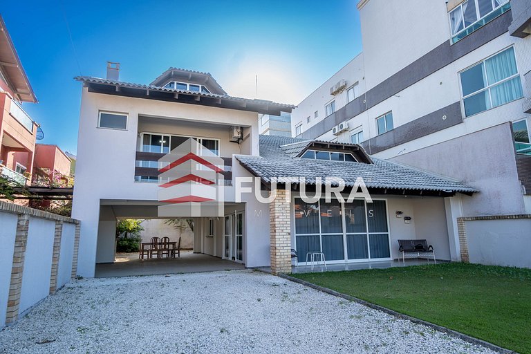 Casa com 04 dormitórios a 50m da praia - LC125F