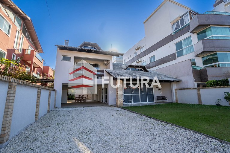 Casa com 04 dormitórios a 50m da praia - LC125F