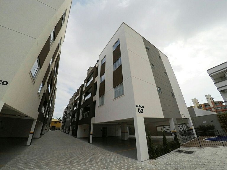 Apartamento com 02 dormitórios em Bombas