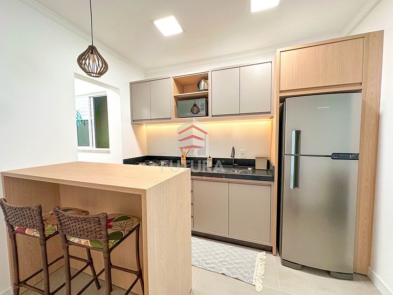 Apartamento com 2 dormitórios a 100 mts da praia;