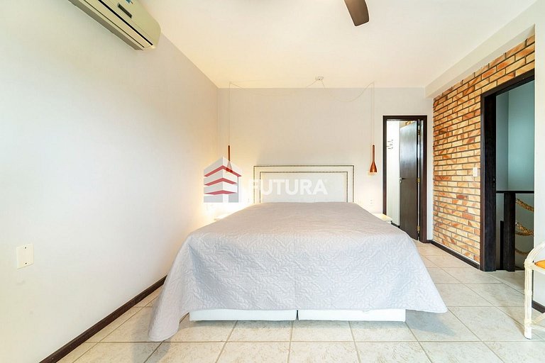 CASA COM 04 DORMITÓRIOS E PSICINA - LC139F