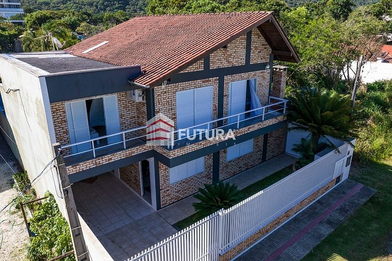 CASA COM 04 DORMITÓRIOS E PSICINA - LC139F