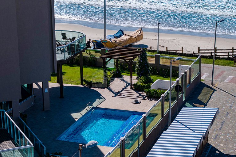 Apartamento Beira Mar com 03 Suítes em Bombas - Athenas