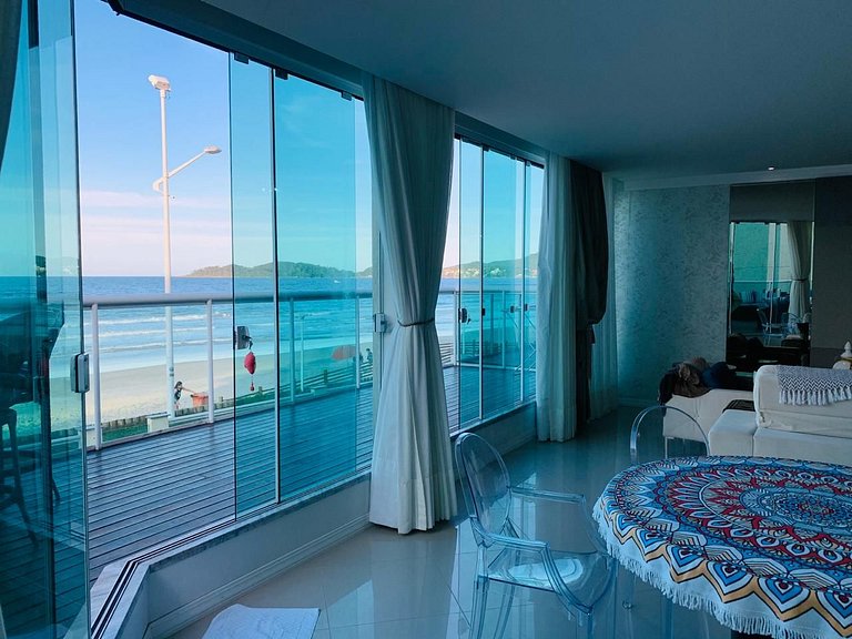 Apartamento com 3 suítes Beira Mar em Bombas SC