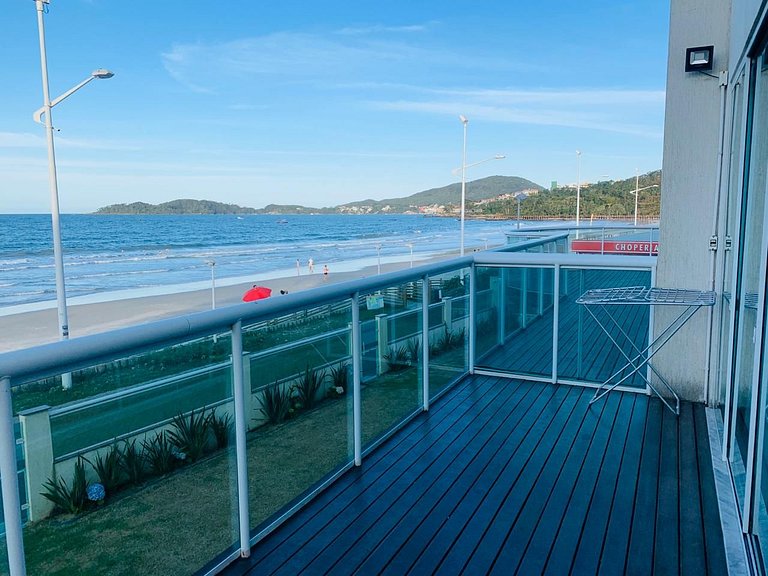 Apartamento com 3 suítes Beira Mar em Bombas SC