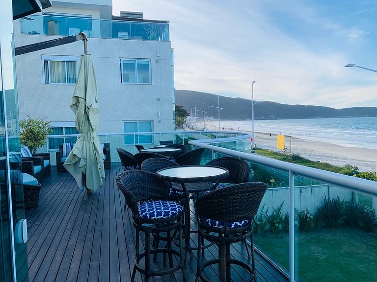 Apartamento com 3 suítes Beira Mar em Bombas SC