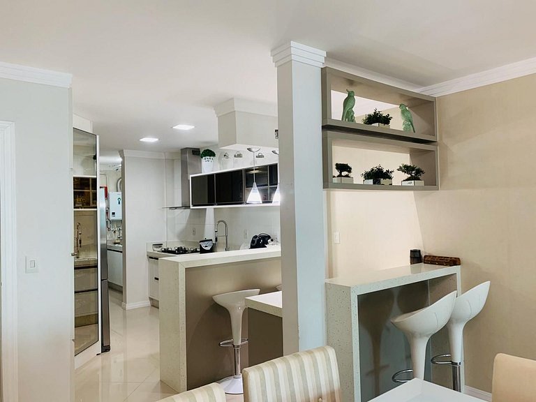 Apartamento com 3 suítes Beira Mar em Bombas SC