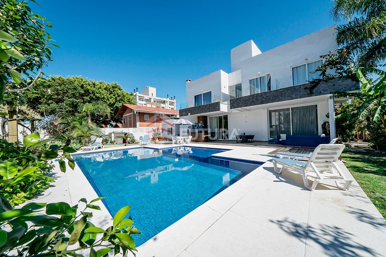 Casa com 04 suítes e piscina no Mariscal - LC155F