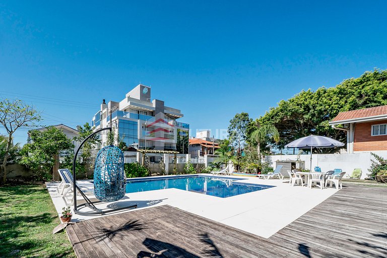 Casa com 04 suítes e piscina no Mariscal - LC155F