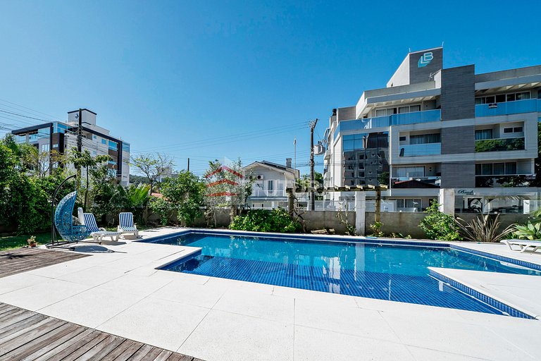Casa com 04 suítes e piscina no Mariscal - LC155F