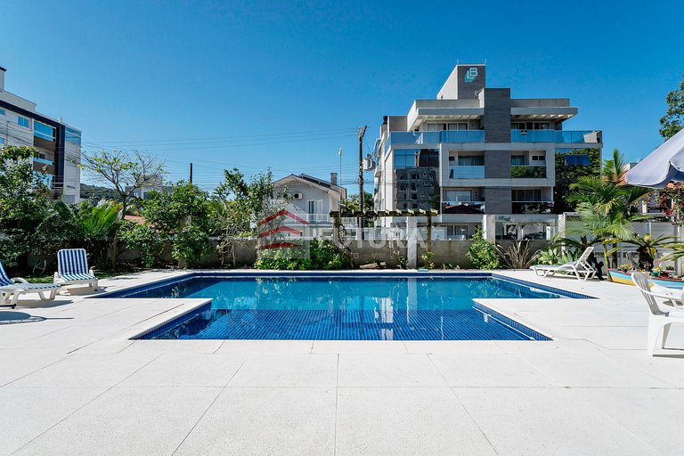 Casa com 04 suítes e piscina no Mariscal - LC155F