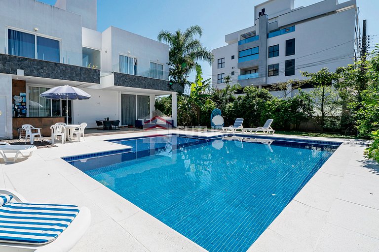 Casa com 04 suítes e piscina no Mariscal - LC155F