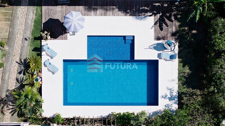 Casa com 04 suítes e piscina no Mariscal - LC155F