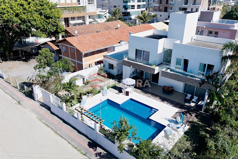 Casa com 04 suítes e piscina no Mariscal - LC155F