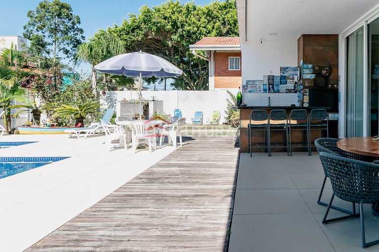 Casa com 04 suítes e piscina no Mariscal - LC155F