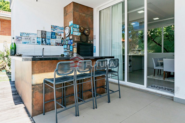 Casa com 04 suítes e piscina no Mariscal - LC155F