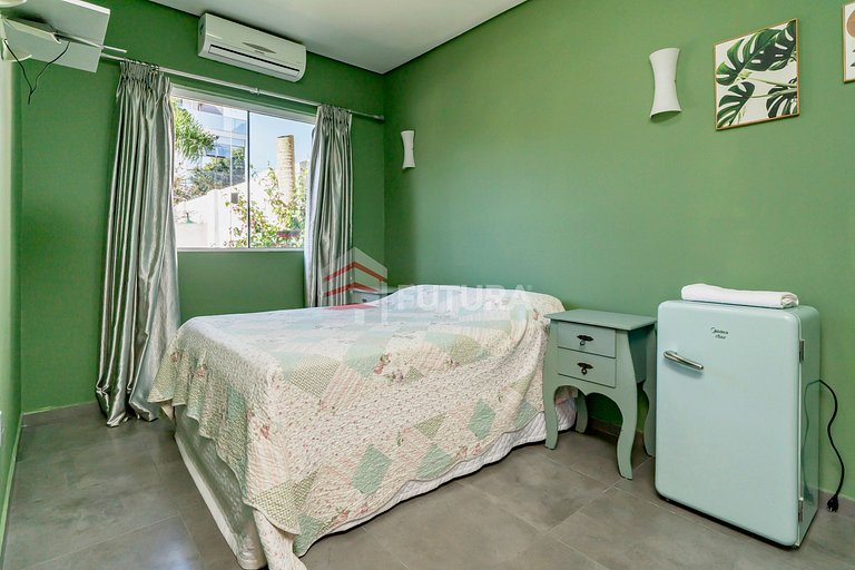 Casa com 04 suítes e piscina no Mariscal - LC155F