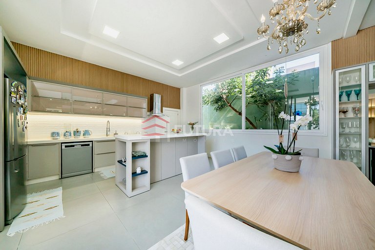 Casa com 04 suítes e piscina no Mariscal - LC155F