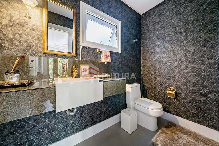 Casa com 04 suítes e piscina no Mariscal - LC155F