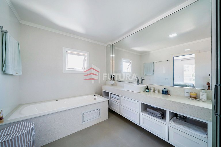 Casa com 04 suítes e piscina no Mariscal - LC155F