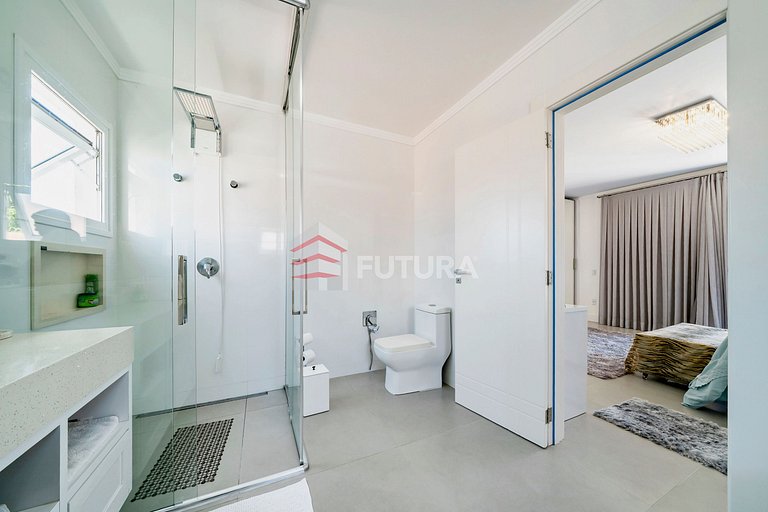 Casa com 04 suítes e piscina no Mariscal - LC155F